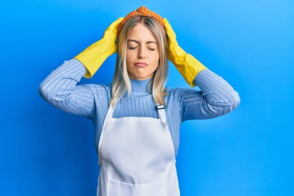 Schöne Blonde Frau Mit Sauberer Schürze Und Handschuhen Die Unter — Stockfoto