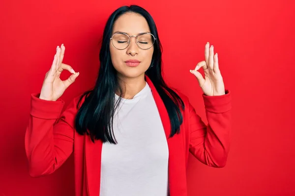 Hermosa Mujer Hispana Con Piercing Nariz Llevando Look Casual Gafas — Foto de Stock