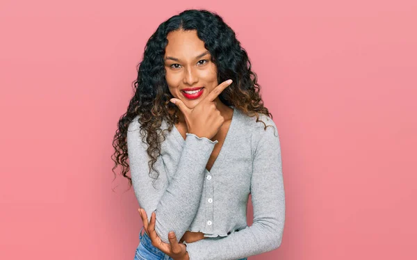 Mulher Hispânica Jovem Com Cabelo Encaracolado Vestindo Roupas Casuais Olhando — Fotografia de Stock