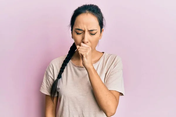 Junge Hispanische Mädchen Lässigem Weißen Shirt Fühlen Sich Unwohl Und — Stockfoto