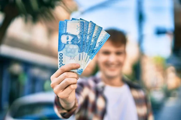 Ung Kaukasisk Man Ler Glad Innehav Chile Pesos Sedlar Staden — Stockfoto