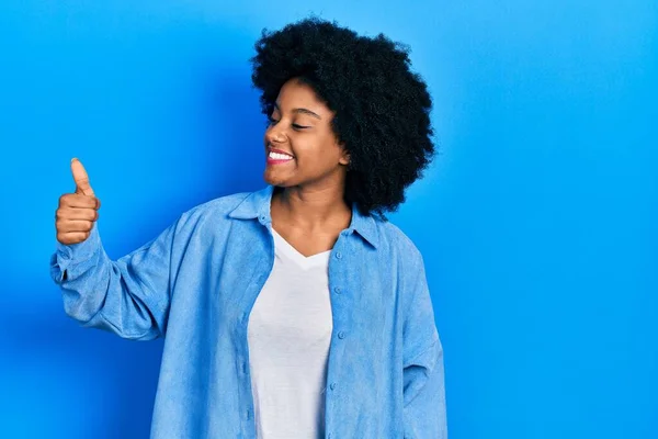 Молода Афроамериканська Жінка Одягнена Повсякденний Одяг Виглядає Гордим Посміхається Роблячи — стокове фото