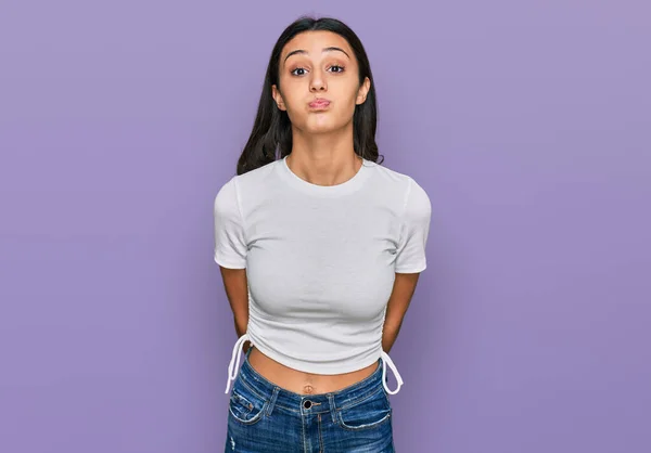 Junges Hispanisches Mädchen Lässigem Weißem Shirt Mit Wangen Und Lustigem — Stockfoto