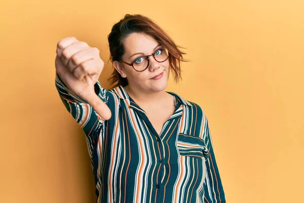 Jonge Blanke Vrouw Draagt Nonchalante Kleren Glazen Die Ongelukkig Boos — Stockfoto