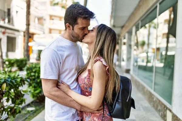 Casal Hispânico Jovem Abraçando Amor Cidade Namorada Namorado Juntos Amor — Fotografia de Stock