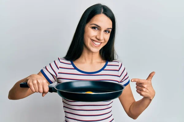 Jovem Hispânica Segurando Boleto Com Ovo Frito Sorrindo Feliz Apontando — Fotografia de Stock