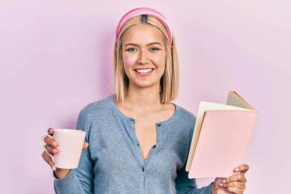 Bella Donna Bionda Che Legge Libro Beve Una Tazza Caffè — Foto Stock