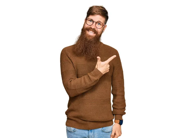 Jovem Irlandês Ruiva Homem Vestindo Roupas Casuais Óculos Alegres Com — Fotografia de Stock