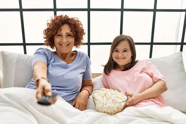 Mutter Und Tochter Mit Syndrom Entspannen Sich Gemütlich Auf Dem — Stockfoto