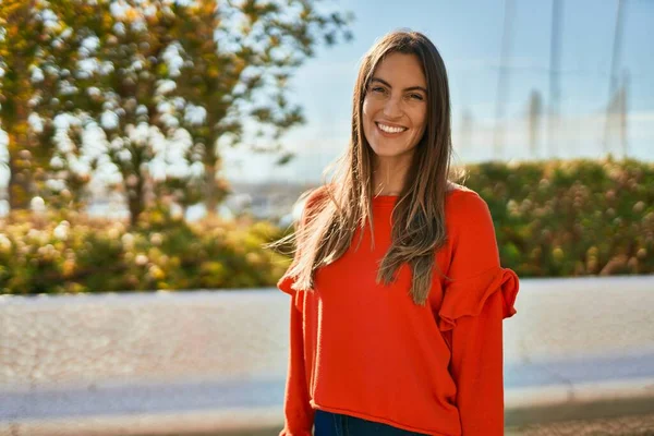 Jovem Hispânica Sorrindo Feliz Cidade — Fotografia de Stock