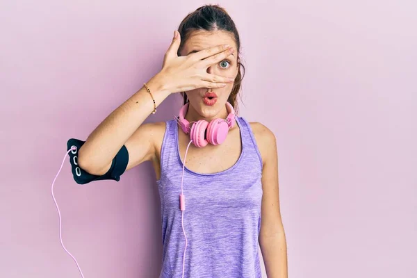 Jeune Femme Brune Portant Des Vêtements Sport Des Écouteurs Regardant — Photo