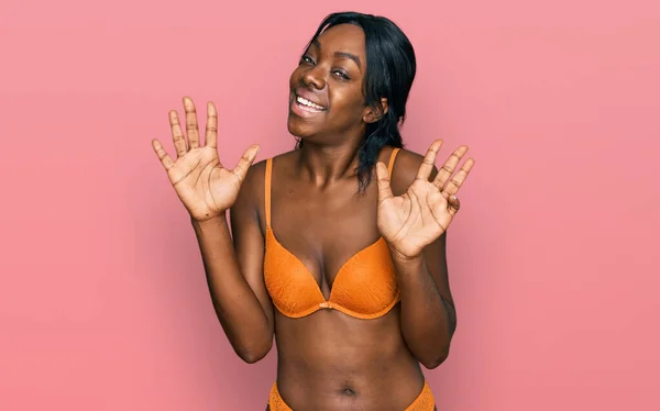 Genç Afro Amerikalı Kadın Çamaşırı Giyiyor Dokuz Numaralı Parmaklarıyla Işaret — Stok fotoğraf