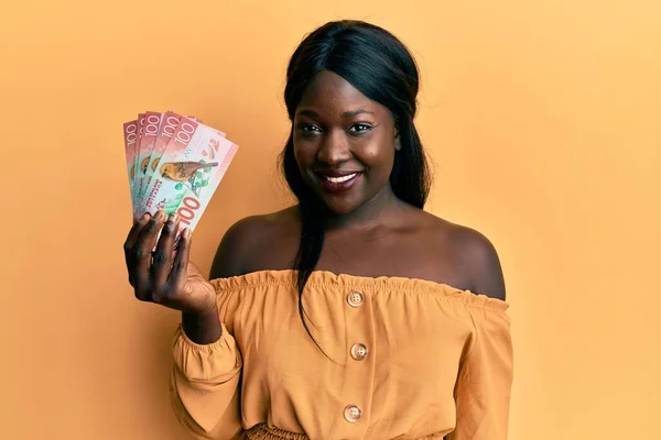 Africká Mladá Žena Drží 100 Dolarů Novozélandských Bankovek Vypadá Pozitivně — Stock fotografie