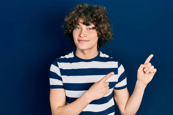 Bonito Jovem Vestindo Casual Listrado Shirt Sorrindo Olhando Para Câmera — Fotografia de Stock