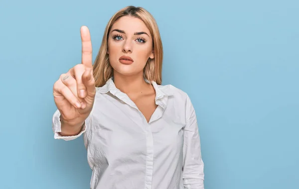 Mujer Caucásica Joven Con Ropa Casual Señalando Con Dedo Hacia — Foto de Stock