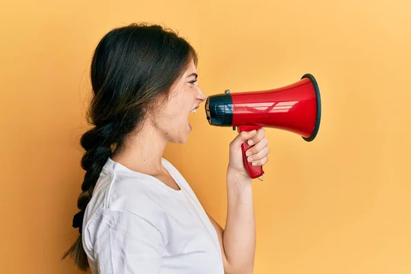 Jonge Kaukasische Vrouw Schreeuwt Megafoon — Stockfoto