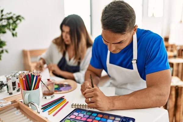 Deux Élèves Souriants Heureux Peinture Assis Sur Table École Art — Photo