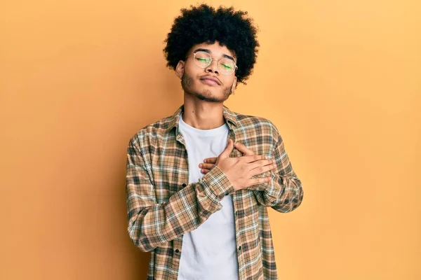 Jovem Afro Americano Com Cabelo Afro Vestindo Roupas Casuais Sorrindo — Fotografia de Stock