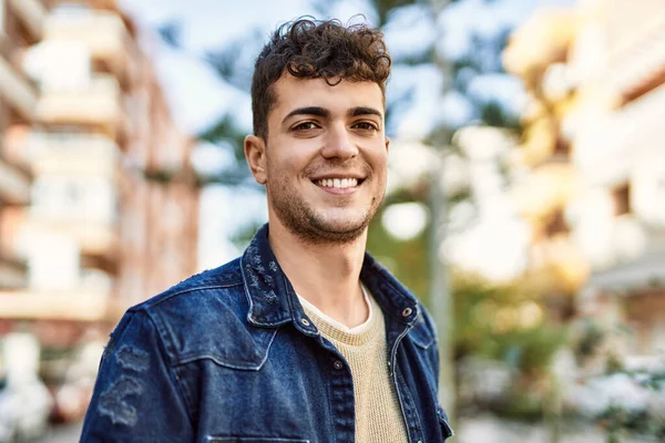 Jovem Hispânico Sorrindo Feliz Cidade — Fotografia de Stock