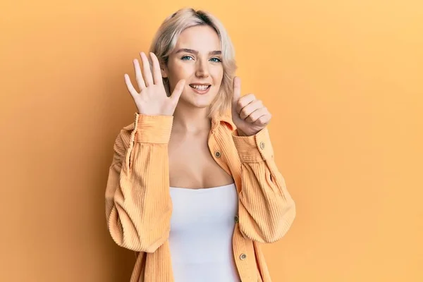 Jong Blond Meisje Dragen Casual Kleding Tonen Wijzen Met Vingers — Stockfoto