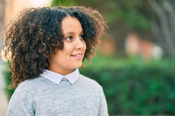 Förtjusande Hispanic Barn Flicka Leende Lycklig Stående Parken — Stockfoto