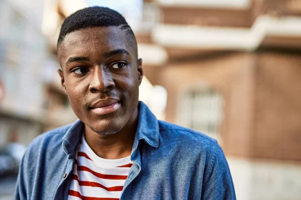 Jeune Homme Afro Américain Avec Une Expression Détendue Debout Ville — Photo