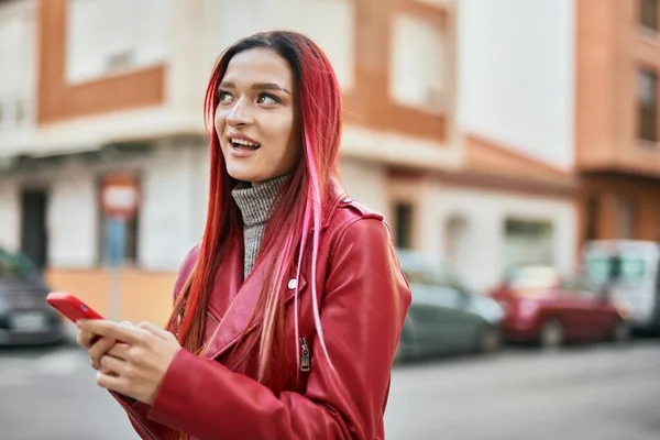 Jovem Caucasiana Sorrindo Feliz Usando Smartphone Cidade — Fotografia de Stock