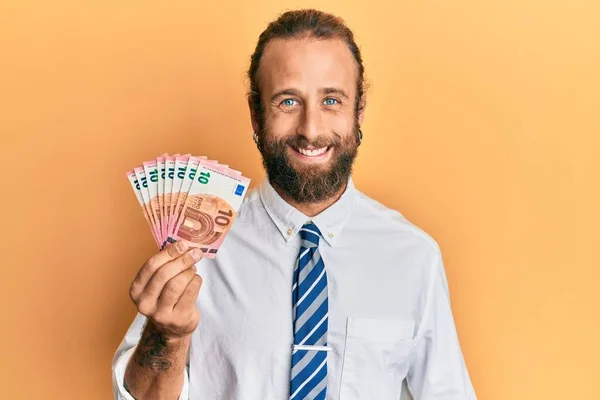 Hombre Negocios Guapo Con Barba Pelo Largo Sosteniendo Montón Billetes — Foto de Stock