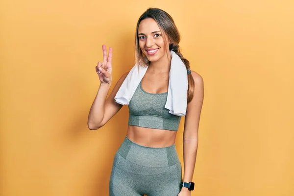 Vacker Latinamerikansk Kvinna Klädd Sportkläder Och Handduk Leende Tittar Kameran — Stockfoto