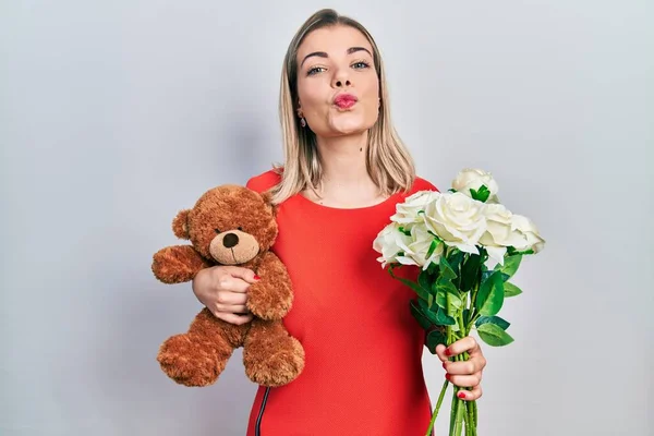 Mulher Caucasiana Bonita Segurando Urso Buquê Flores Para Aniversário Olhando — Fotografia de Stock