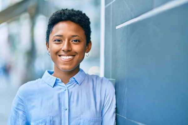 Joven Afroamericana Americana Sonriendo Feliz Pie Ciudad — Foto de Stock