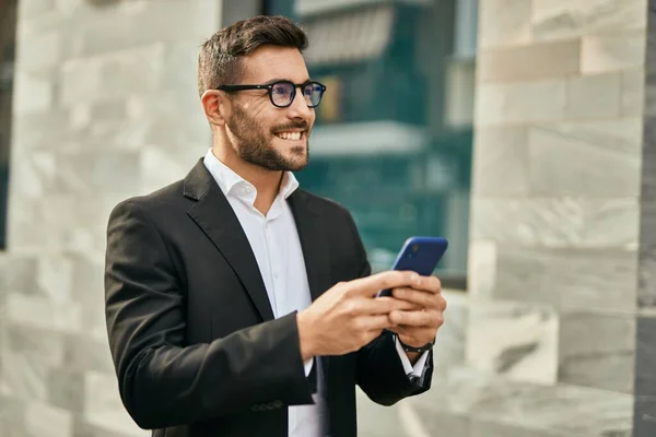 Jonge Spaanse Zakenman Lacht Gelukkig Met Behulp Van Smartphone Stad — Stockfoto