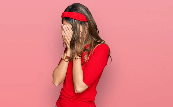 Genç Esmer Kadın Günlük Kıyafetler Giyip Ağlarken Suratını Ellerle Kapatıyor — Stok fotoğraf