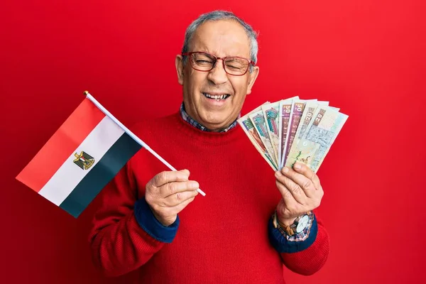 Hombre Mayor Guapo Con Pelo Gris Sosteniendo Bandera Egipto Billetes —  Fotos de Stock