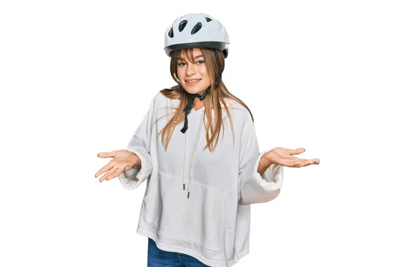 자전거 헬멧을 소녀는 무의미하고 스러운 표정을 — 스톡 사진