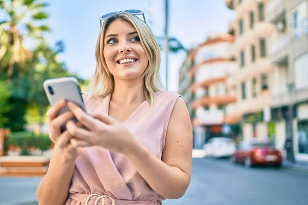 Jovem Loira Sorrindo Feliz Usando Smartphone Cidade — Fotografia de Stock