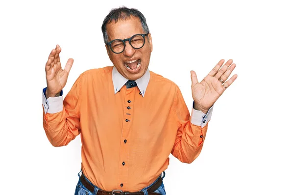 Középkorú Indiai Férfi Alkalmi Ruhát Szemüveget Visel Őrülten Őrülten Ünnepli — Stock Fotó