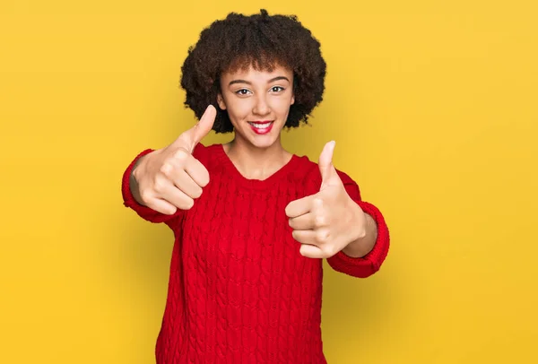 Jong Latijns Amerikaans Meisje Draagt Nonchalante Kleding Die Positief Gebaar — Stockfoto