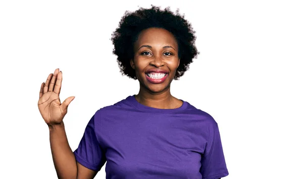 Mujer Afroamericana Con Pelo Afro Vistiendo Casual Camiseta Púrpura Mostrando — Foto de Stock