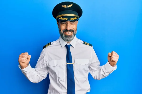 Чоловік Середнього Віку Бородою Сірим Волоссям Формі Пілота Літака Святкує — стокове фото