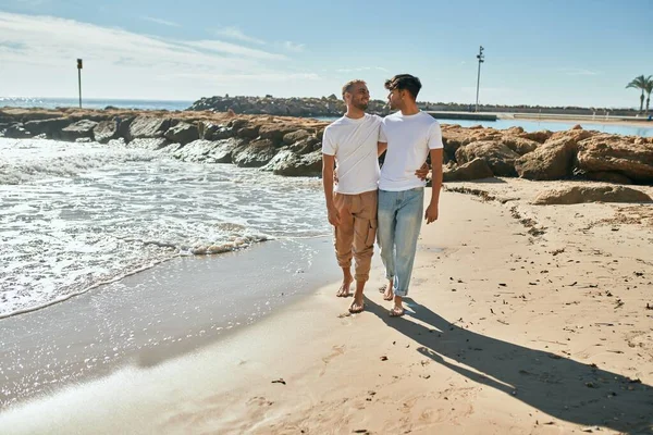 Mladý Gayové Pár Usměvavý Šťastný Chůze Pláži — Stock fotografie