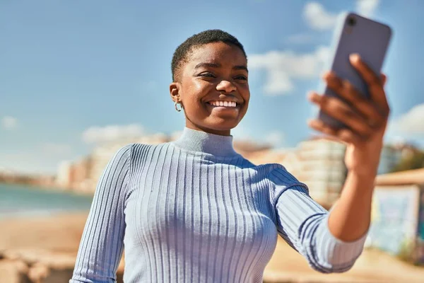 Jovem Afro Americana Sorrindo Feliz Fazendo Selfie Pelo Smartphone Praia — Fotografia de Stock