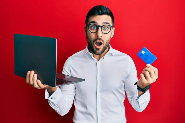 Молодий Іспаномовний Чоловік Бізнес Стилі Тримає Ноутбук Кредитну Картку Боїться — стокове фото