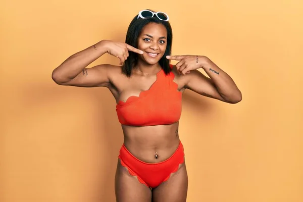 Ung Afrikansk Amerikansk Flicka Med Bikini Leende Glad Visar Och — Stockfoto