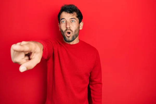 Hombre Guapo Con Barba Usando Suéter Rojo Casual Apuntando Con —  Fotos de Stock