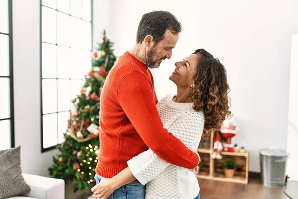Középkorú Spanyol Házaspár Mosolyogva Boldog Ölelkezve Ünnepli Karácsonyt Otthon — Stock Fotó