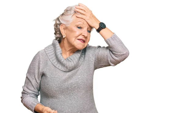 Ältere Grauhaarige Frau Lässigem Winterpullover Überrascht Mit Hand Auf Kopf — Stockfoto