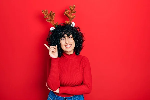 Jovem Mulher Oriente Médio Vestindo Chifres Bonitos Renas Natal Com — Fotografia de Stock