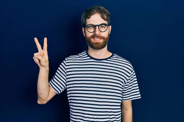 Homem Caucasiano Com Barba Vestindo Shirt Listrada Óculos Sorrindo Com — Fotografia de Stock