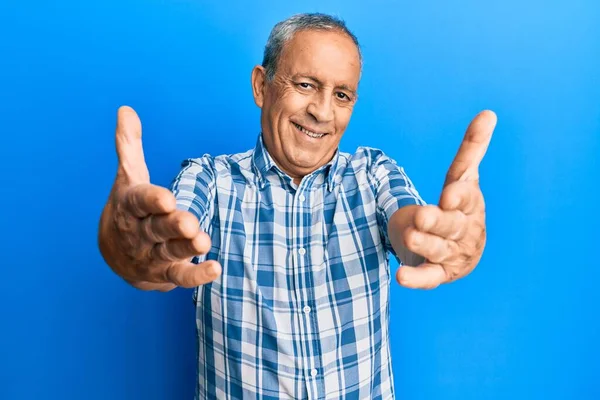 Homem Hispânico Sênior Vestindo Roupas Casuais Olhando Para Câmera Sorrindo — Fotografia de Stock